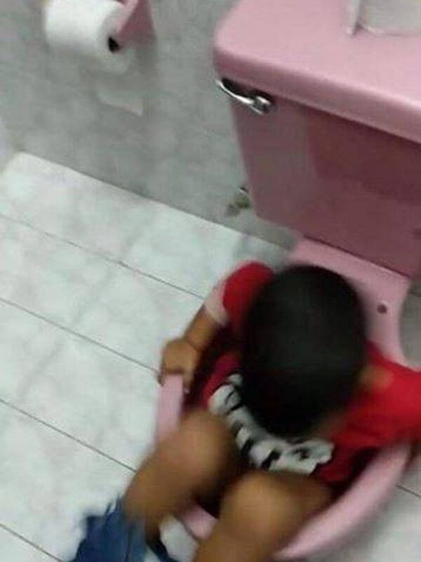 10 Kelakuan Orang Saat Buang Air di Toilet ini Bikin Tepuk Jidat