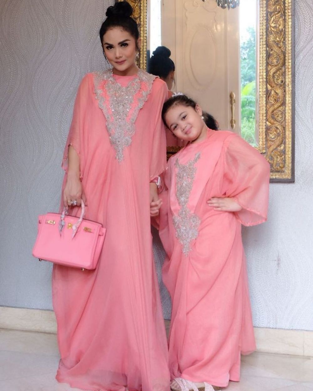 Kompak! 10 Inspirasi Baju Lebaran ala Keluarga Krisdayanti