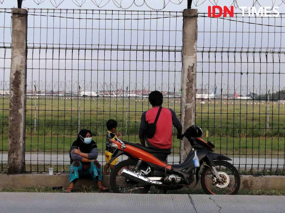 Nonton Pesawat Terbang, Potret Ngabuburit Unik Ala Warga Tangerang