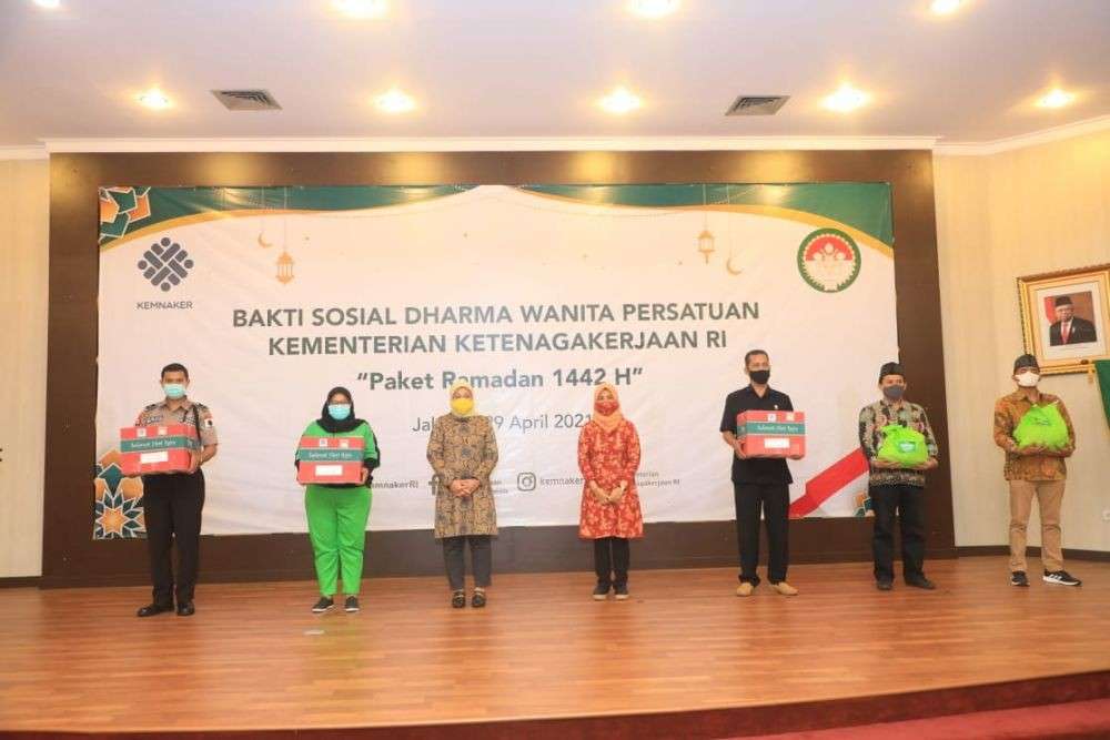 Menaker Serahkan Paket Ramadan Bagi Pegawai Kemnaker