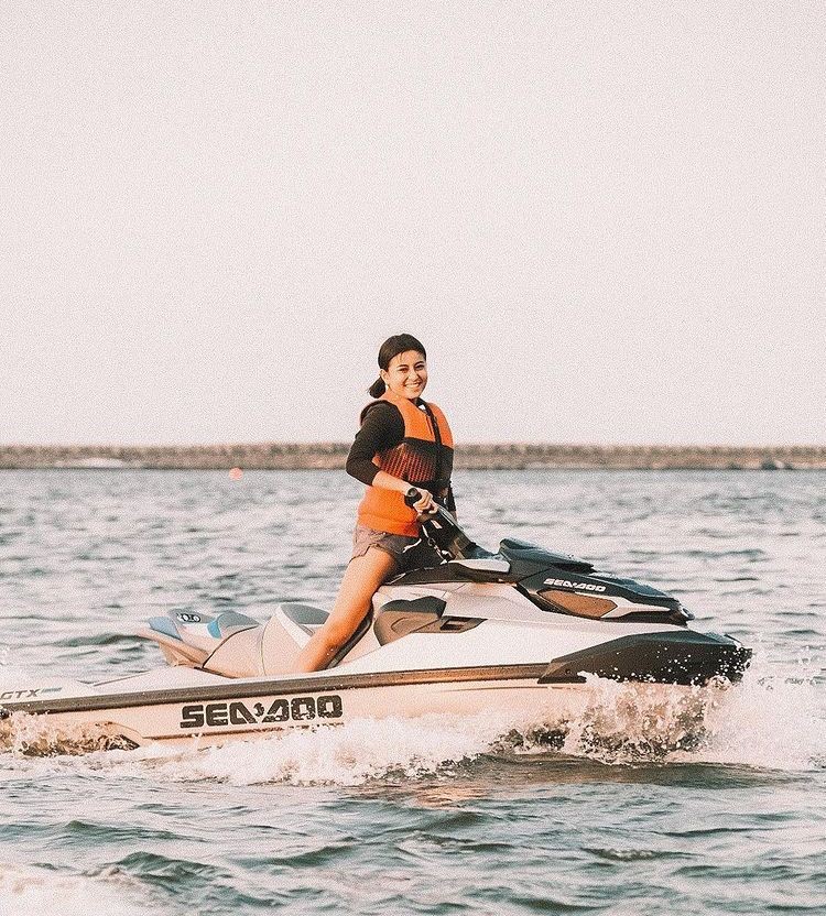 Beli Edisi Terbatas Seharga Rp500 Juta, 10 Gaya Awkarin Main Jetski