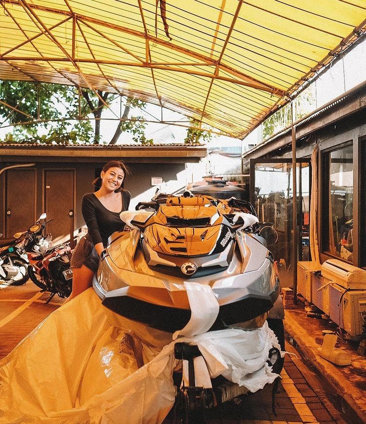 Beli Edisi Terbatas Seharga Rp500 Juta, 10 Gaya Awkarin Main Jetski