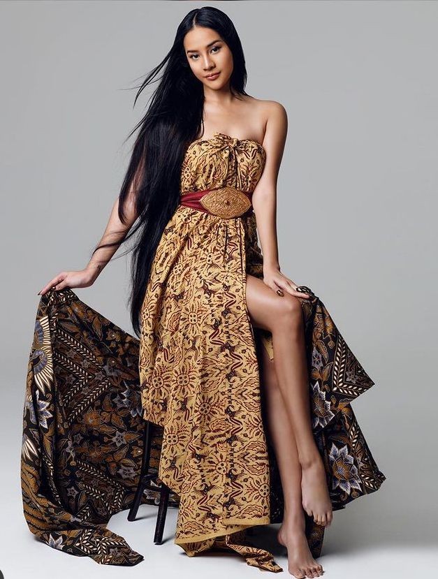 Pilih Siapa? 10 Gaya Awkarin Vs Anya Geraldine Pakai Baju Tradisional