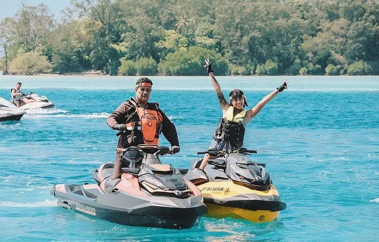 Beli Edisi Terbatas Seharga Rp500 Juta, 10 Gaya Awkarin Main Jetski