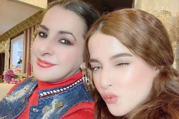 Anak-Mama Sosialita, 10 Gaya Selfie Tasya Farasya dan Bu Ala Alatas