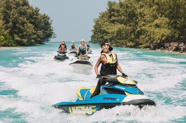 Beli Edisi Terbatas Seharga Rp500 Juta, 10 Gaya Awkarin Main Jetski