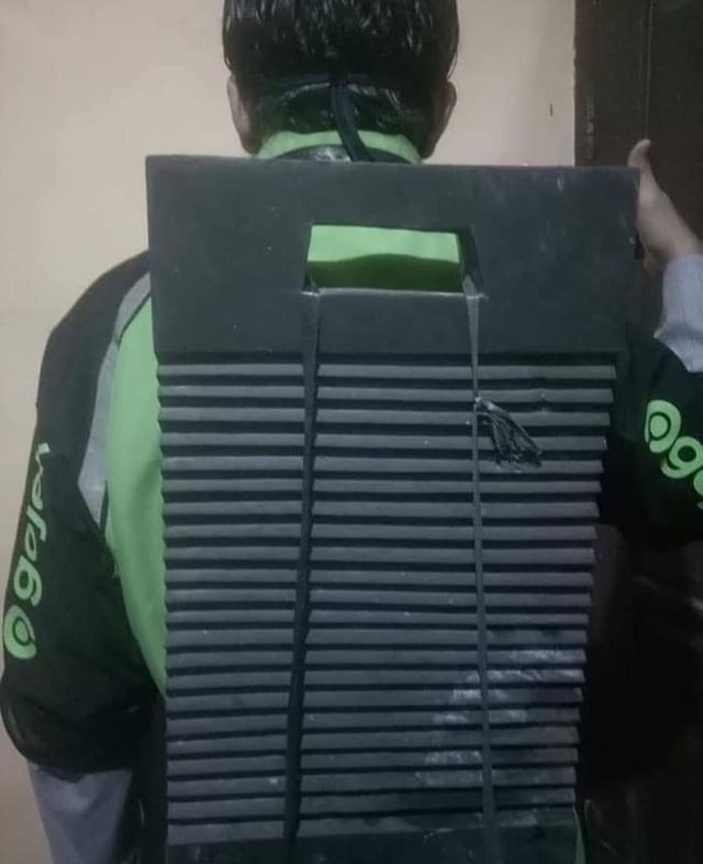 Potret Nyeleneh 10 Aksesori di Motor Ojek Online yang Kelewat Kreatif