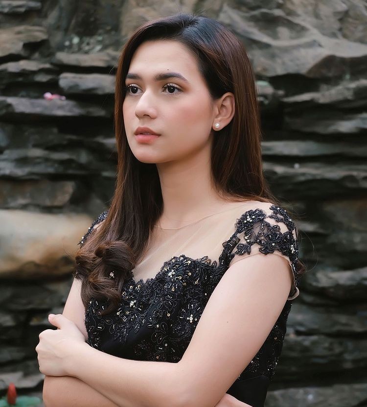 10 Aura Misterius Mayang Yudittia dengan Outfit Hitam