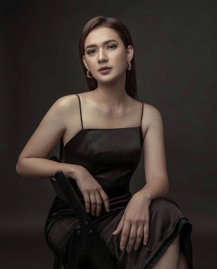 10 Aura Misterius Mayang Yudittia dengan Outfit Hitam