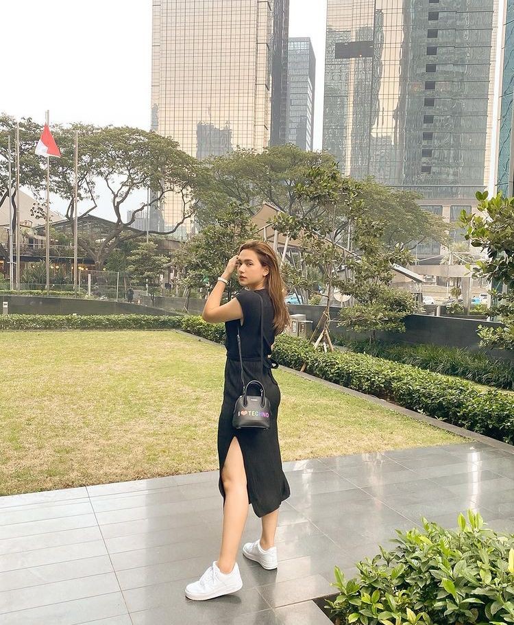 10 Aura Misterius Mayang Yudittia dengan Outfit Hitam