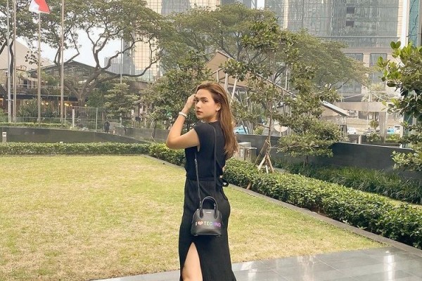 10 Aura Misterius Mayang Yudittia dengan Outfit Hitam