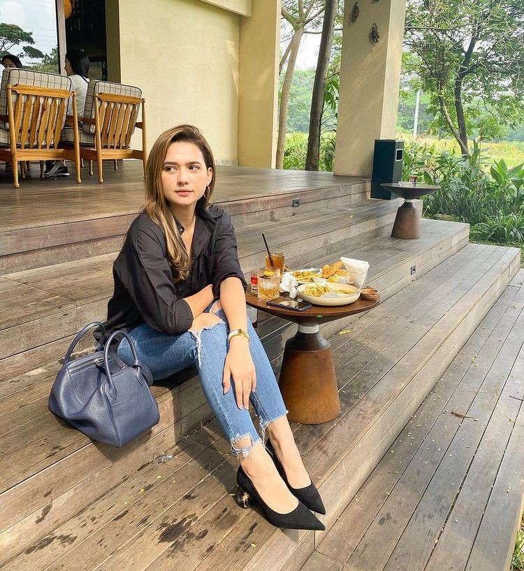 10 Aura Misterius Mayang Yudittia dengan Outfit Hitam