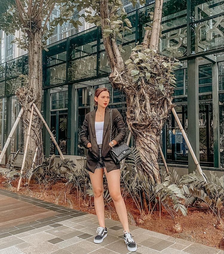 10 Aura Misterius Mayang Yudittia dengan Outfit Hitam