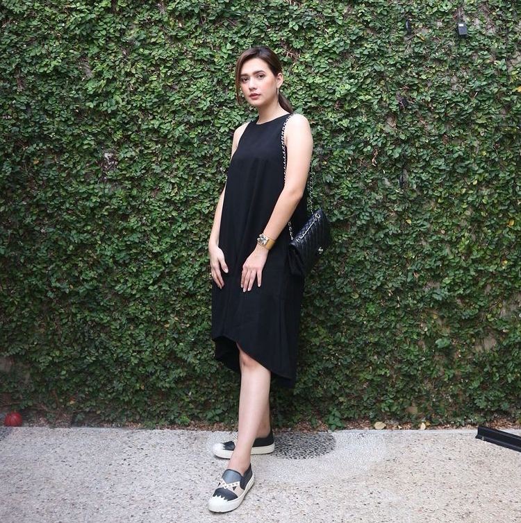 10 Aura Misterius Mayang Yudittia dengan Outfit Hitam
