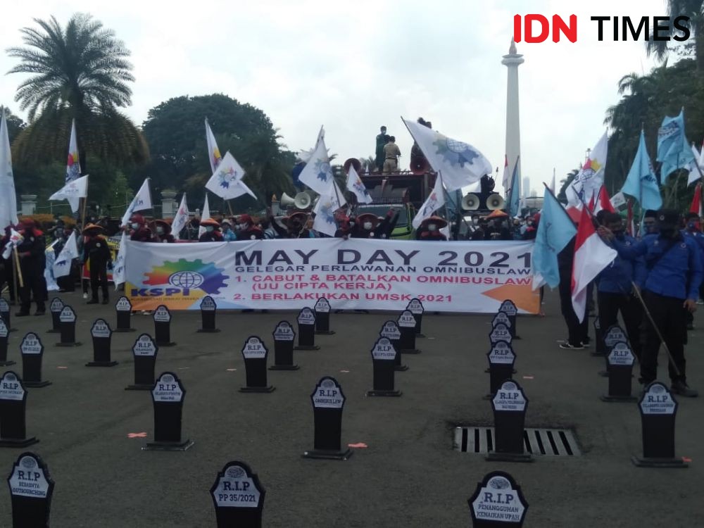 Potret Demo Buruh 2021, Nisan Berderet di Kawasan Monas Jakarta 