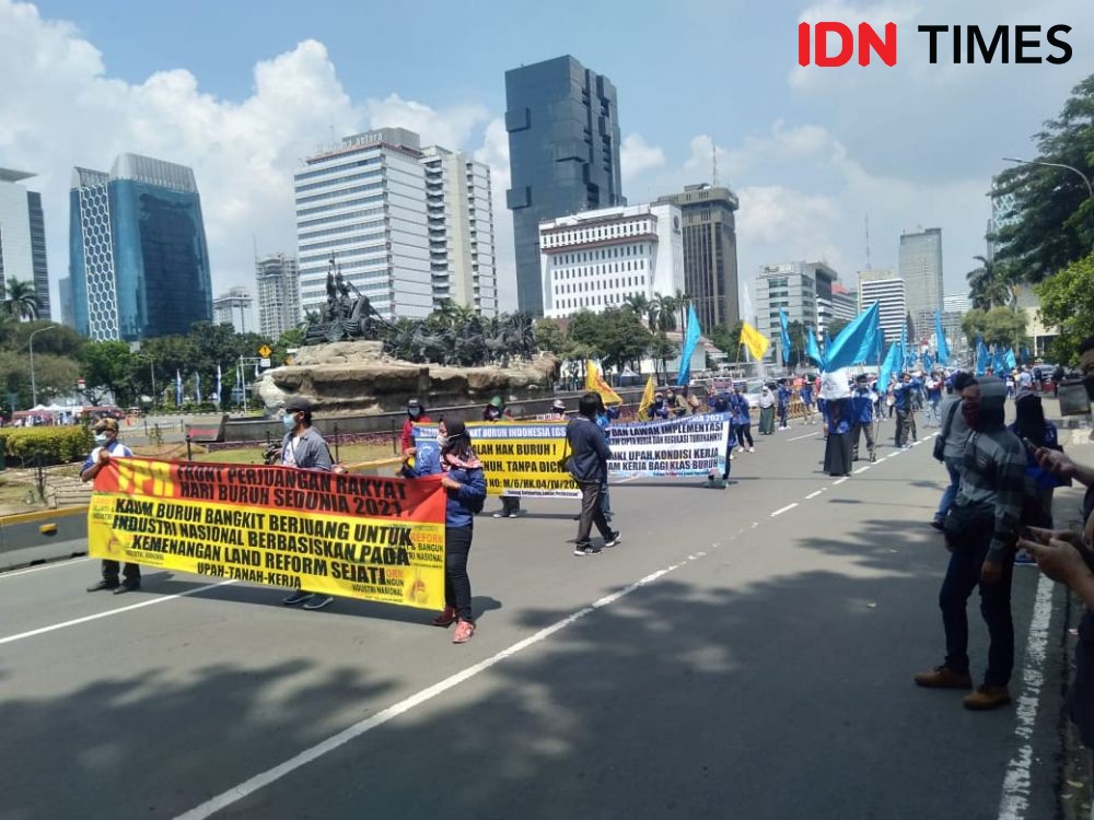 Potret Demo Buruh 2021, Nisan Berderet Di Kawasan Monas