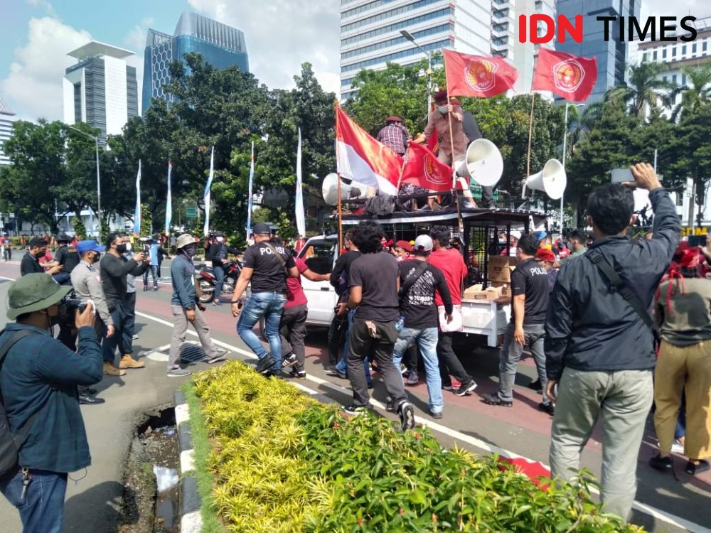 Potret Demo Buruh 2021, Nisan Berderet di Kawasan Monas Jakarta 