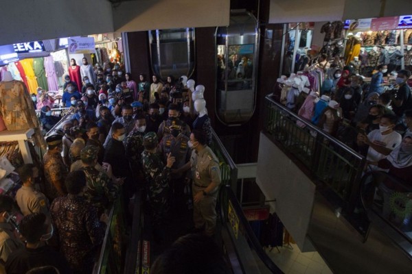 7 Potret Lautan Pengunjung Pasar Tanah Abang saat Pandemik