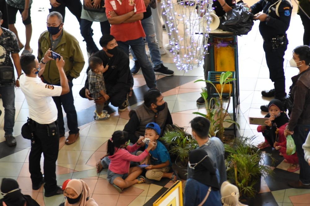 Potret Warga Bandung saat Berbelanja di Pasar Baru Jelang Lebaran