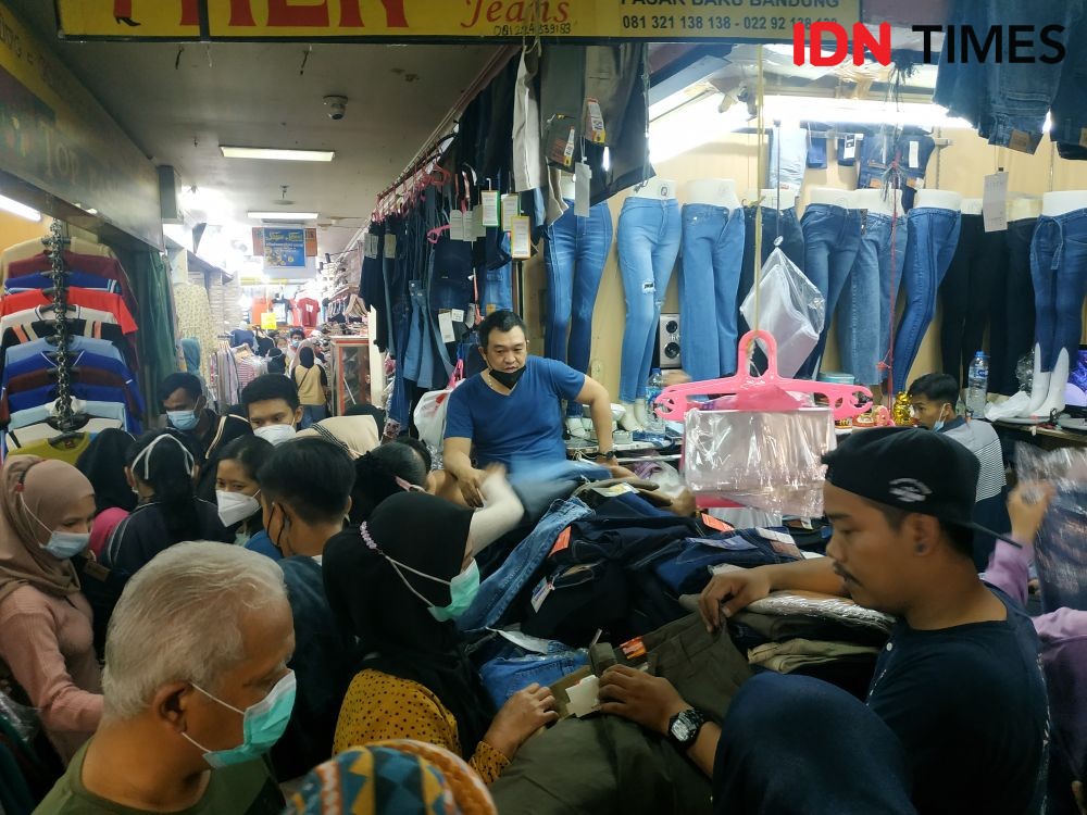 Potret Warga Bandung saat Berbelanja di Pasar Baru Jelang Lebaran