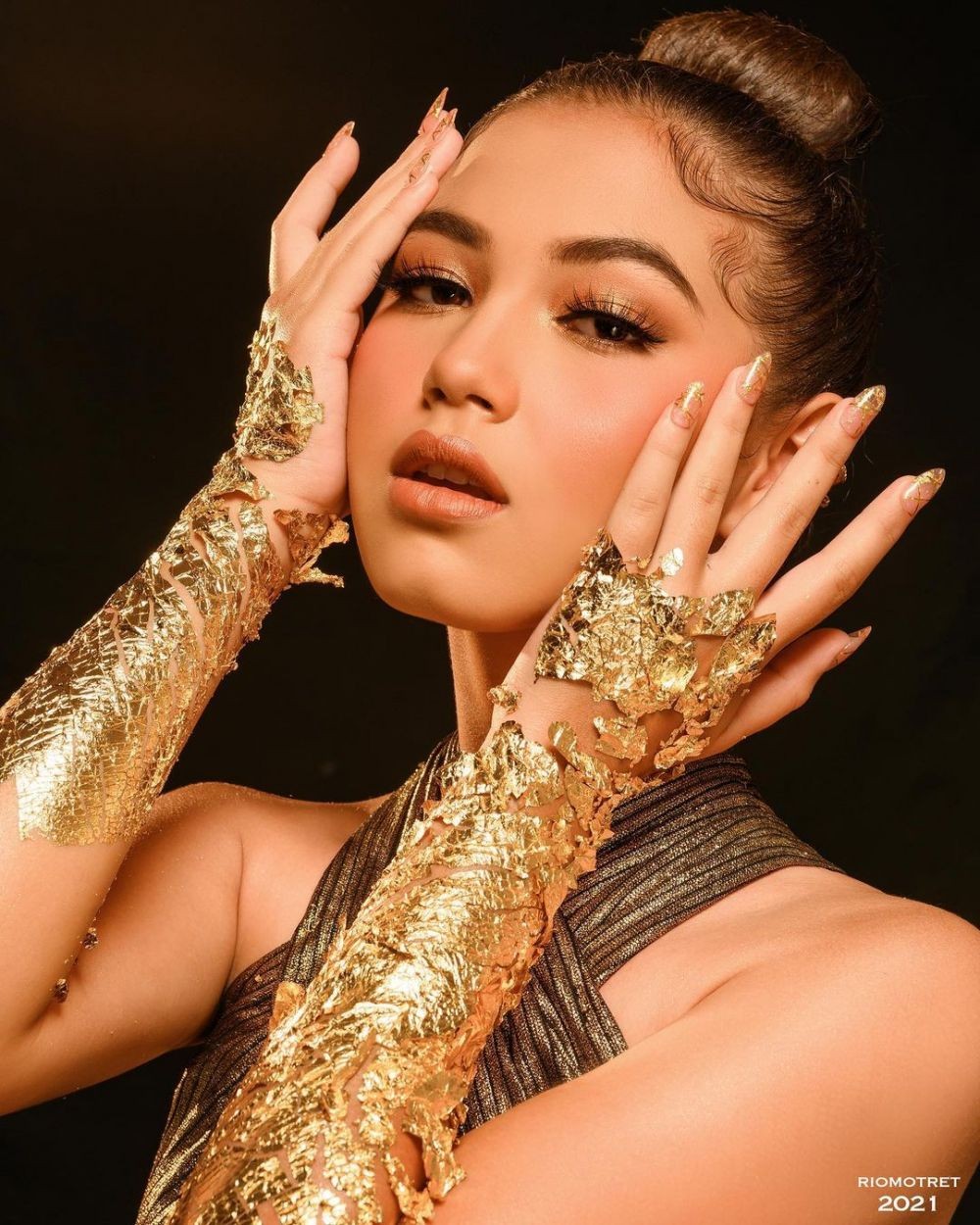 10 Gaya Memukau Sandrinna Michelle Vs Saskia Chadwick saat Photoshoot