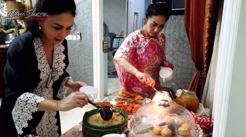 Jadi Sorotan Fans Online, 10 Momen Buka Puasa Artis Intim Banget
