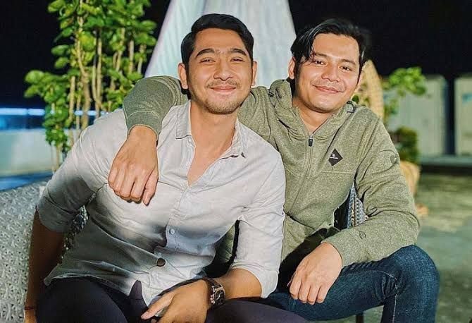 Kakak-Adik Bikin Baper! 10 Potret Arya Saloka dan Fiki Alman