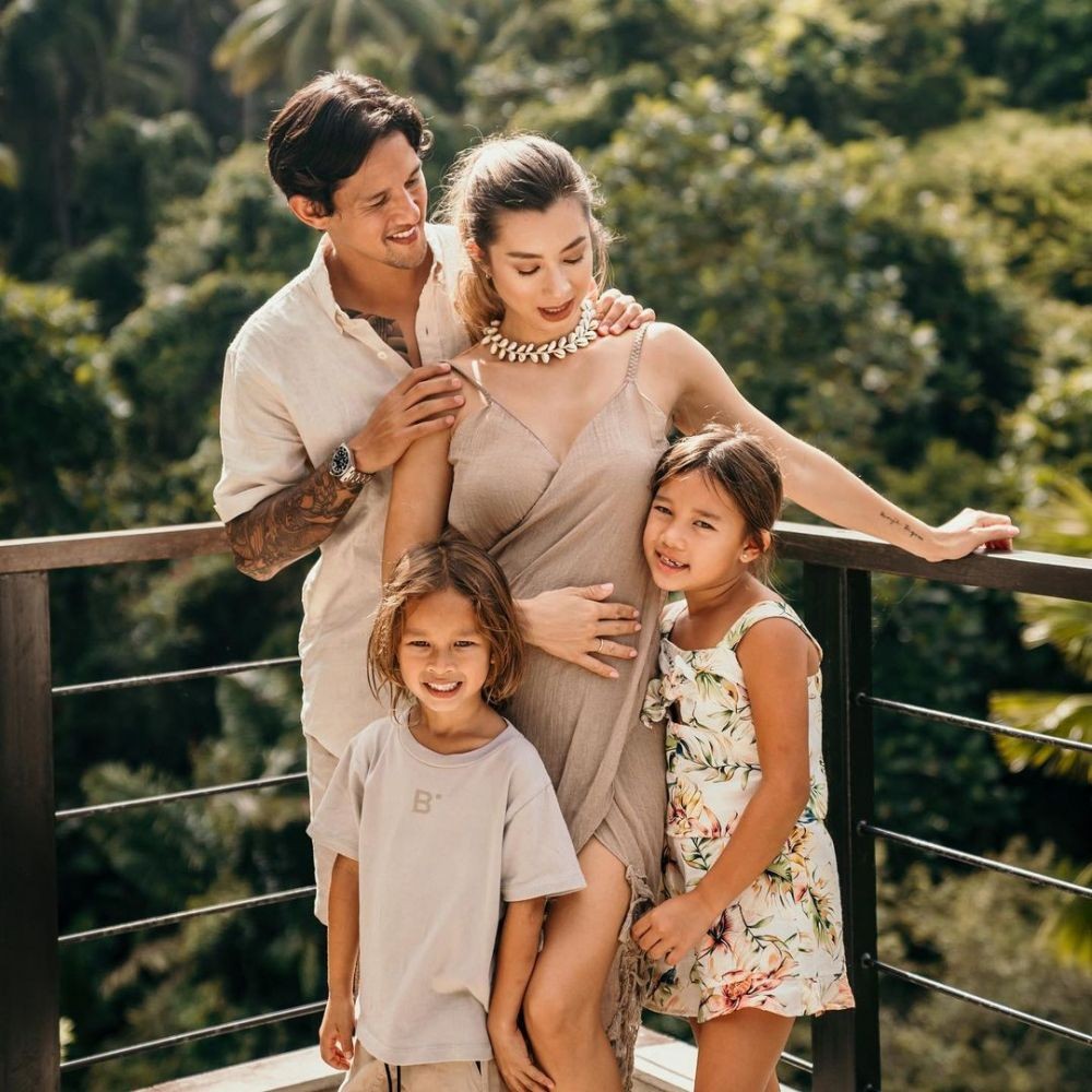 10 Potret Kompak Jennifer dan Irfan Bachdim Urus Anak, Panutan!