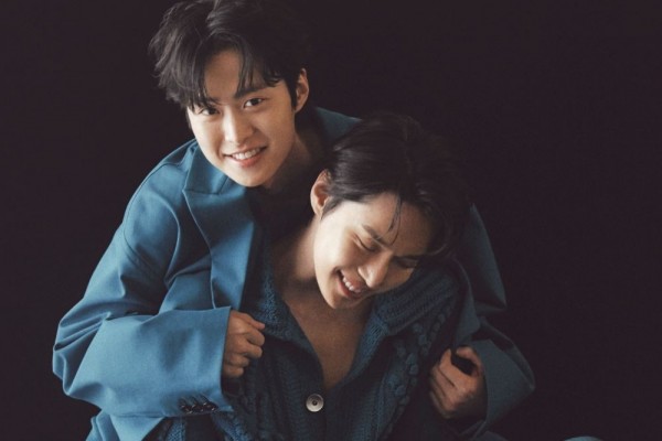 10 Potret Bromance Doyoung NCT dan Gong Myung di Pemotretan Terbaru