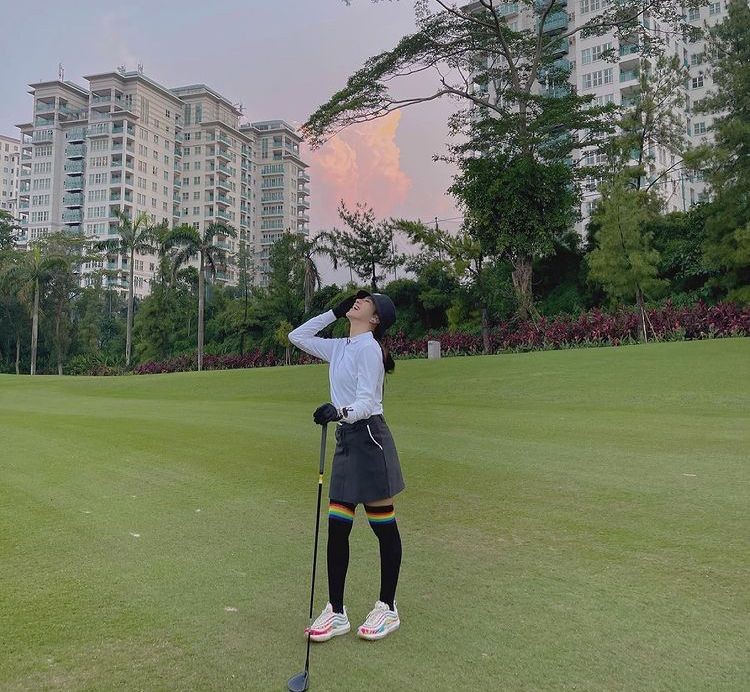 Bikin Cowok Gak Berkedip, 10 Potret Kece Dita Fakhrana Main Golf