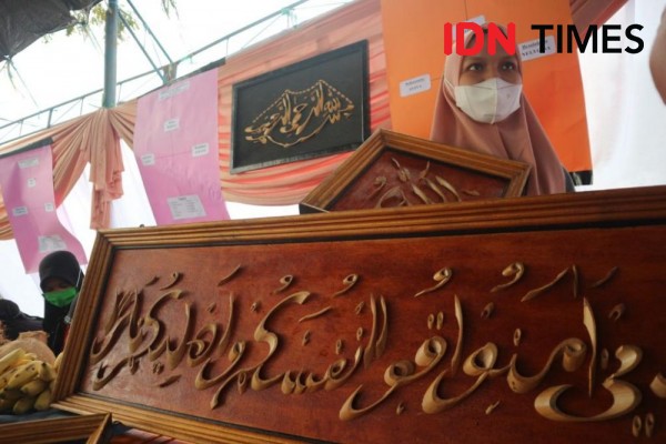 Pemuda Lompio Donggala Kreasikan Seni Kaligrafi dari Bambu