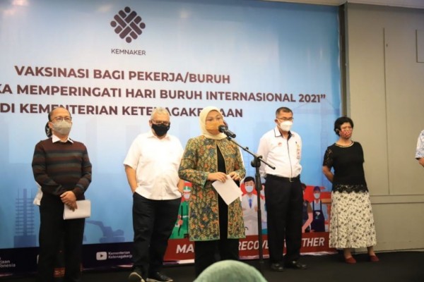 Peringati May Day, Kemnaker-Kemenkes Vaksinasi 1000 Pekerja