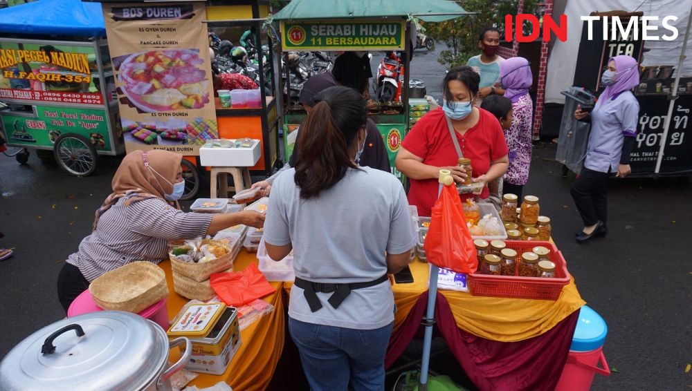 Potret Berburu Takjil di Pasar Lama Tangerang