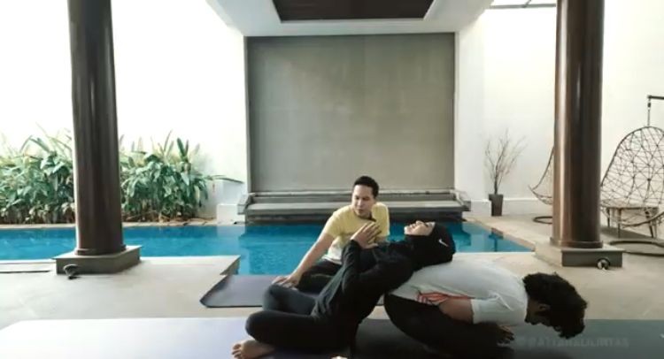 Cepat Hamil Latihan Yoga Kamasutra, 10 Potret Intim Aurel Bareng Atta