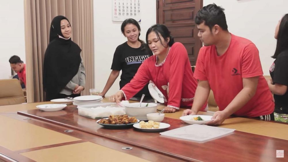 Seru! 10 Momen Arumi Bachsin Masak Sahur untuk Satu Rumah