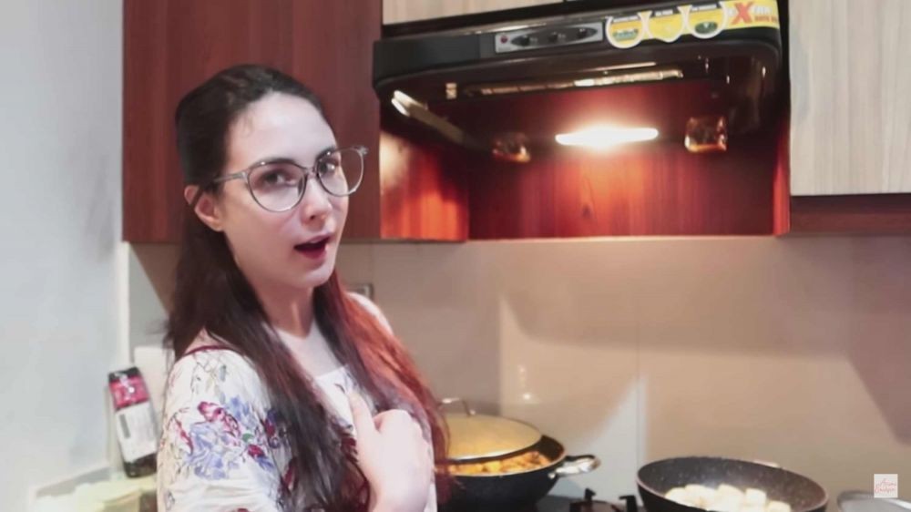 Seru! 10 Momen Arumi Bachsin Masak Sahur untuk Satu Rumah