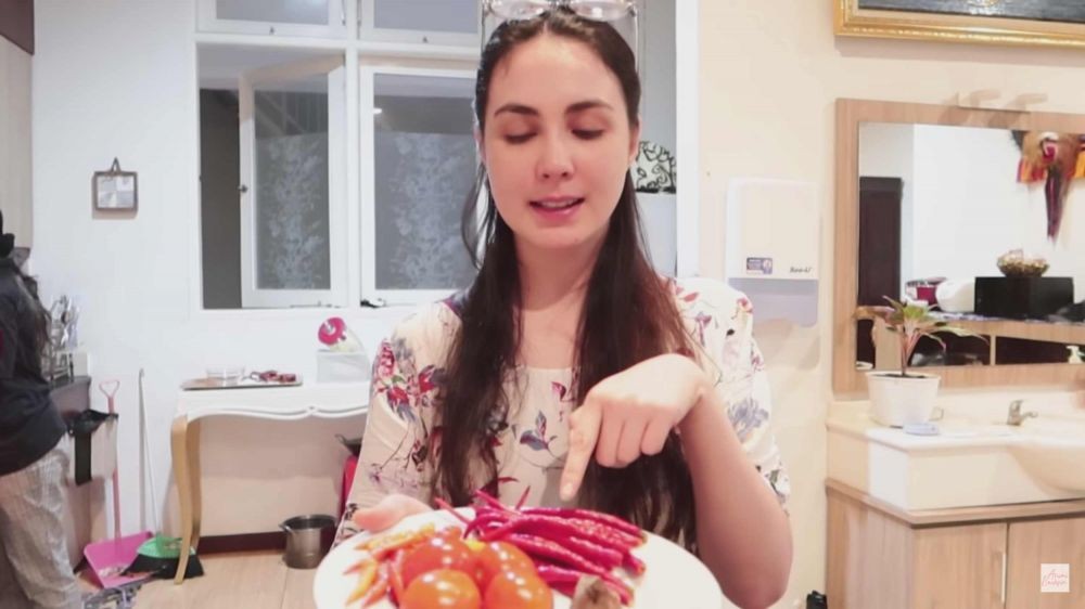 Seru! 10 Momen Arumi Bachsin Masak Sahur untuk Satu Rumah