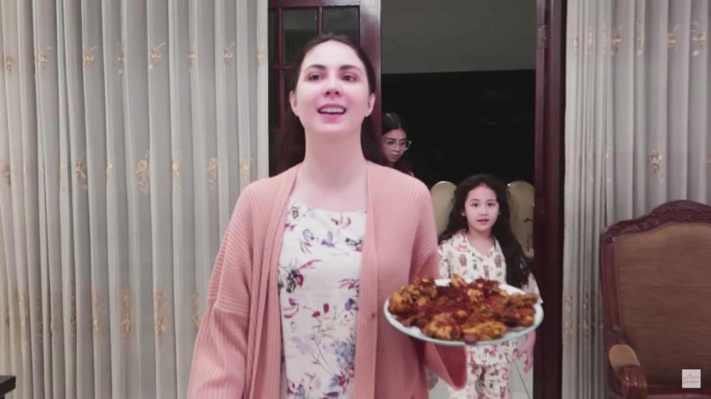 Seru! 10 Momen Arumi Bachsin Masak Sahur untuk Satu Rumah