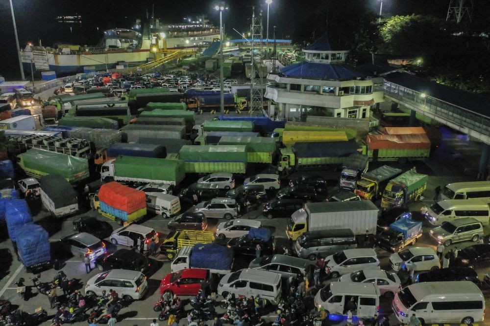 Ratusan Kendaraan Pemudik di Pelabuhan Merak Diputarbalikkan 