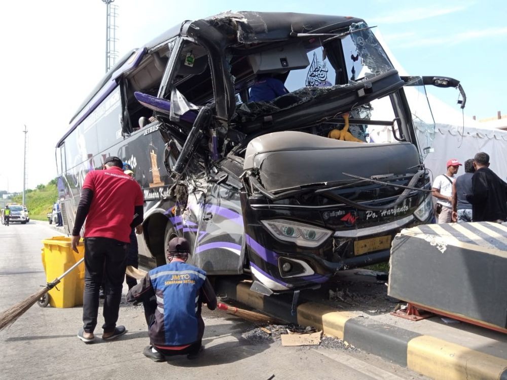 Diduga Ngantuk, Bus dari Jakarta Seruduk Truk di Gerbang Tol Semarang