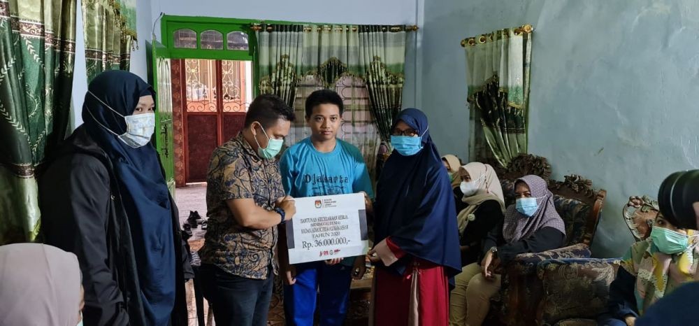 KPU Makassar Serahkan Santunan Petugas Pilkada yang Meninggal Dunia