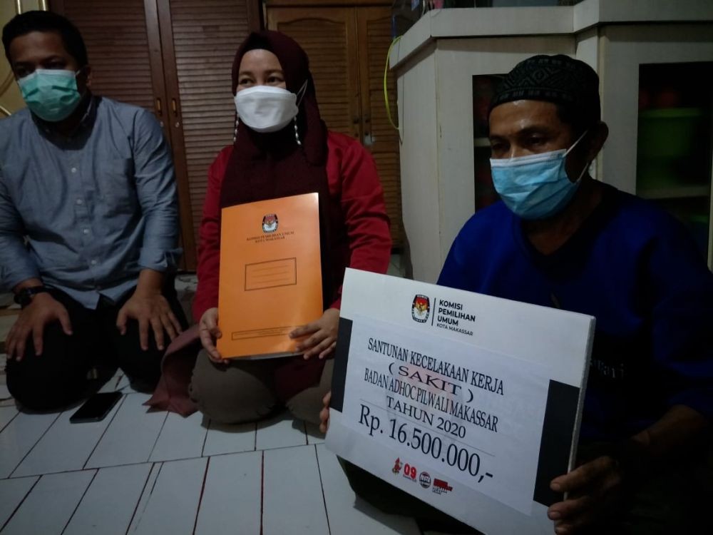 KPU Makassar Serahkan Santunan Petugas Pilkada yang Meninggal Dunia