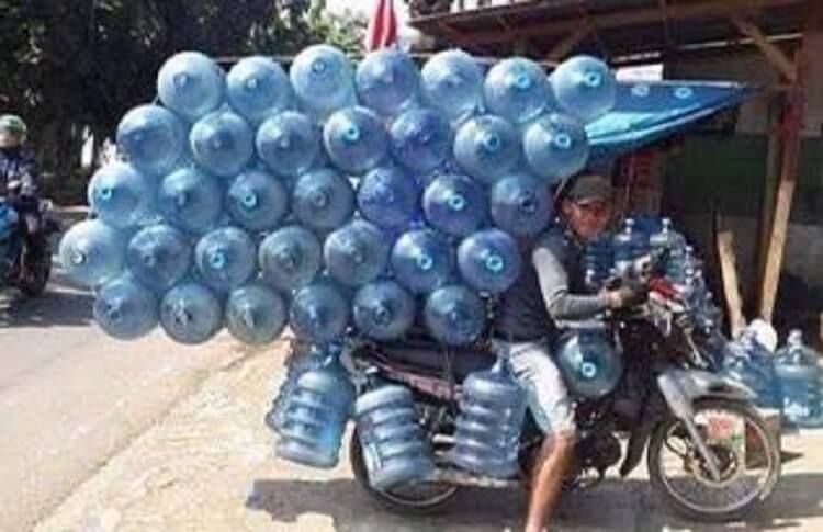 10 Potret Kocak Kendaraan Bawa Muatan Berlebihan, Heran tapi Ngakak