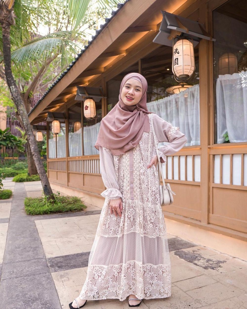 11 Gamis Brokat Ibu Menyusui Menawan Untuk Lebaran