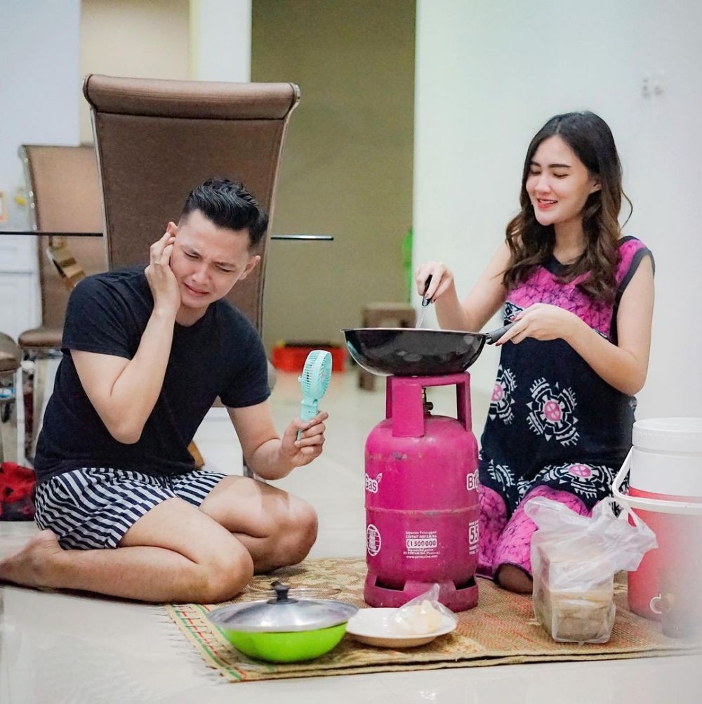 10 Momen Intim Nella Kharisma dan Dory Harsa yang Bikin Baper