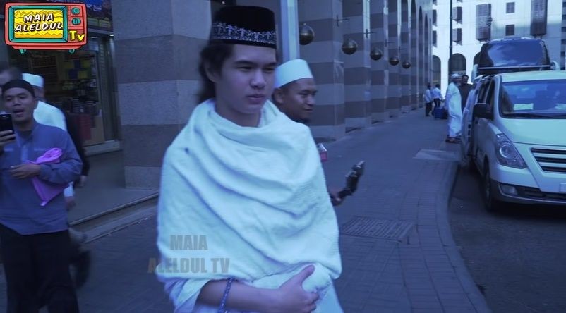 Penuh Haru! 10 Potret Al dan Dul yang Jalani Umrah Pertama Kali