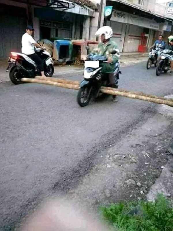 10 Potret Kocak Kendaraan Bawa Muatan Berlebihan, Heran tapi Ngakak