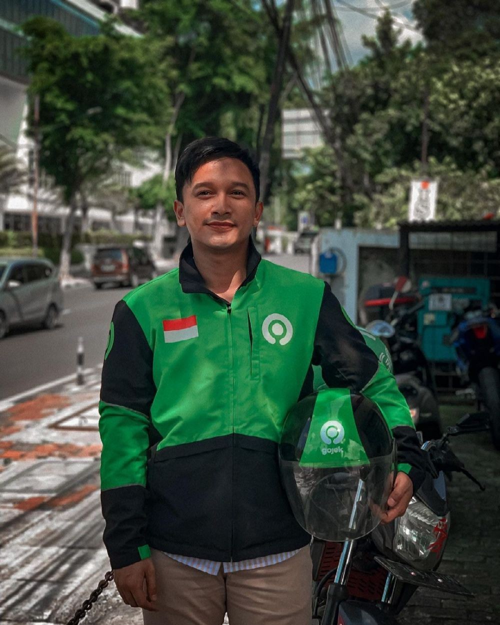 Wih, Bakal Ramai Pelanggan! 9 Potret Abang Ojol Mirip Artis
