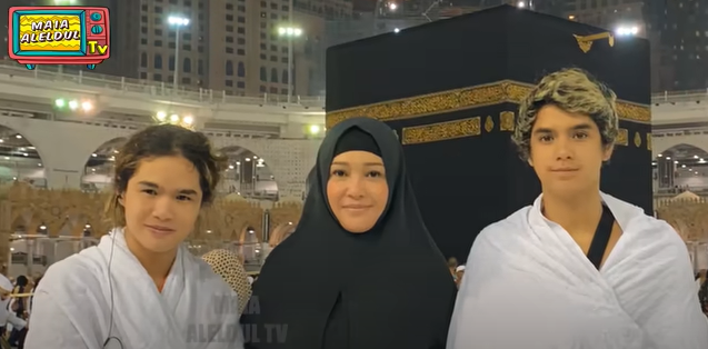 Penuh Haru! 10 Potret Al dan Dul yang Jalani Umrah Pertama Kali