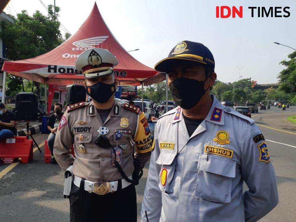 8 Mobil Dipaksa Putar Balik di Bundaran Waru